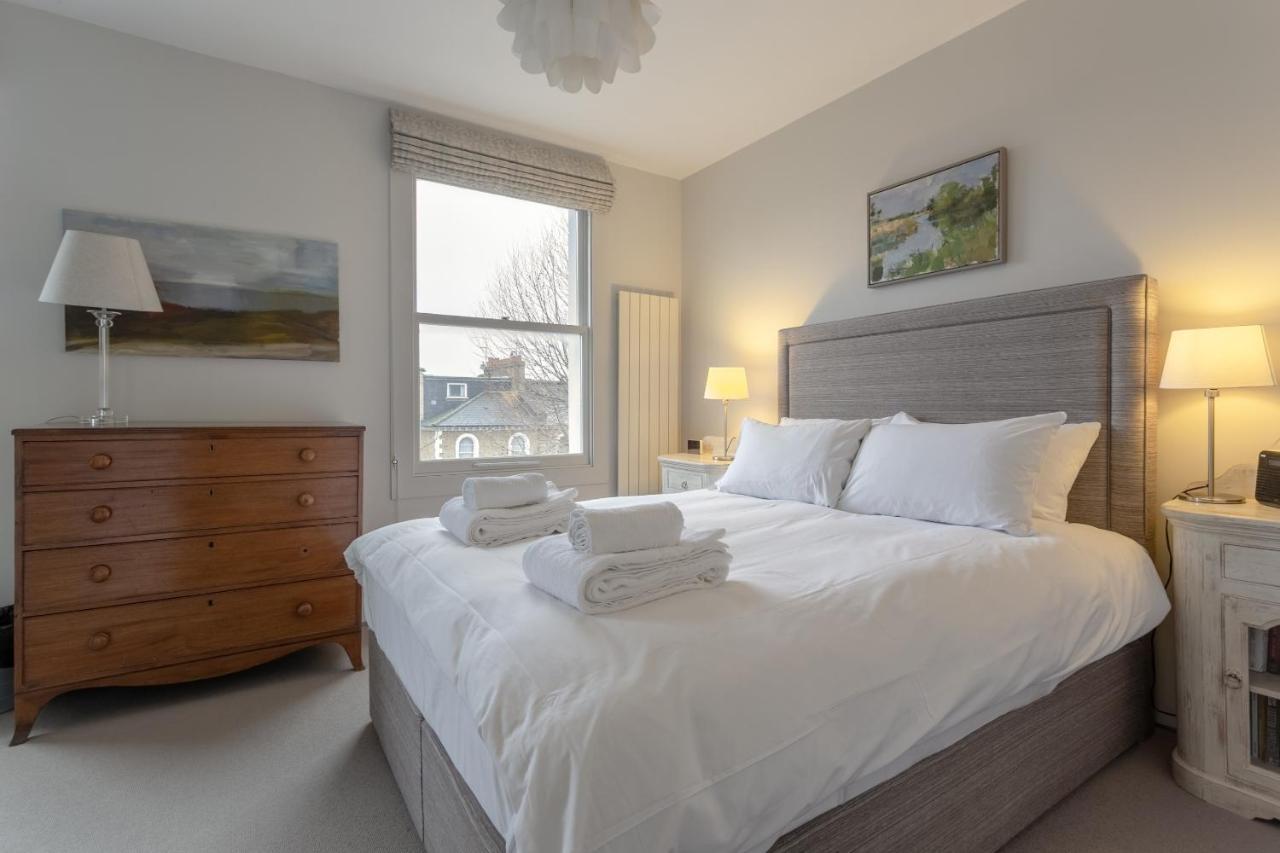 2 Bedroom Apartment Hammersmith Grove Sleeps 4 Лондон Экстерьер фото